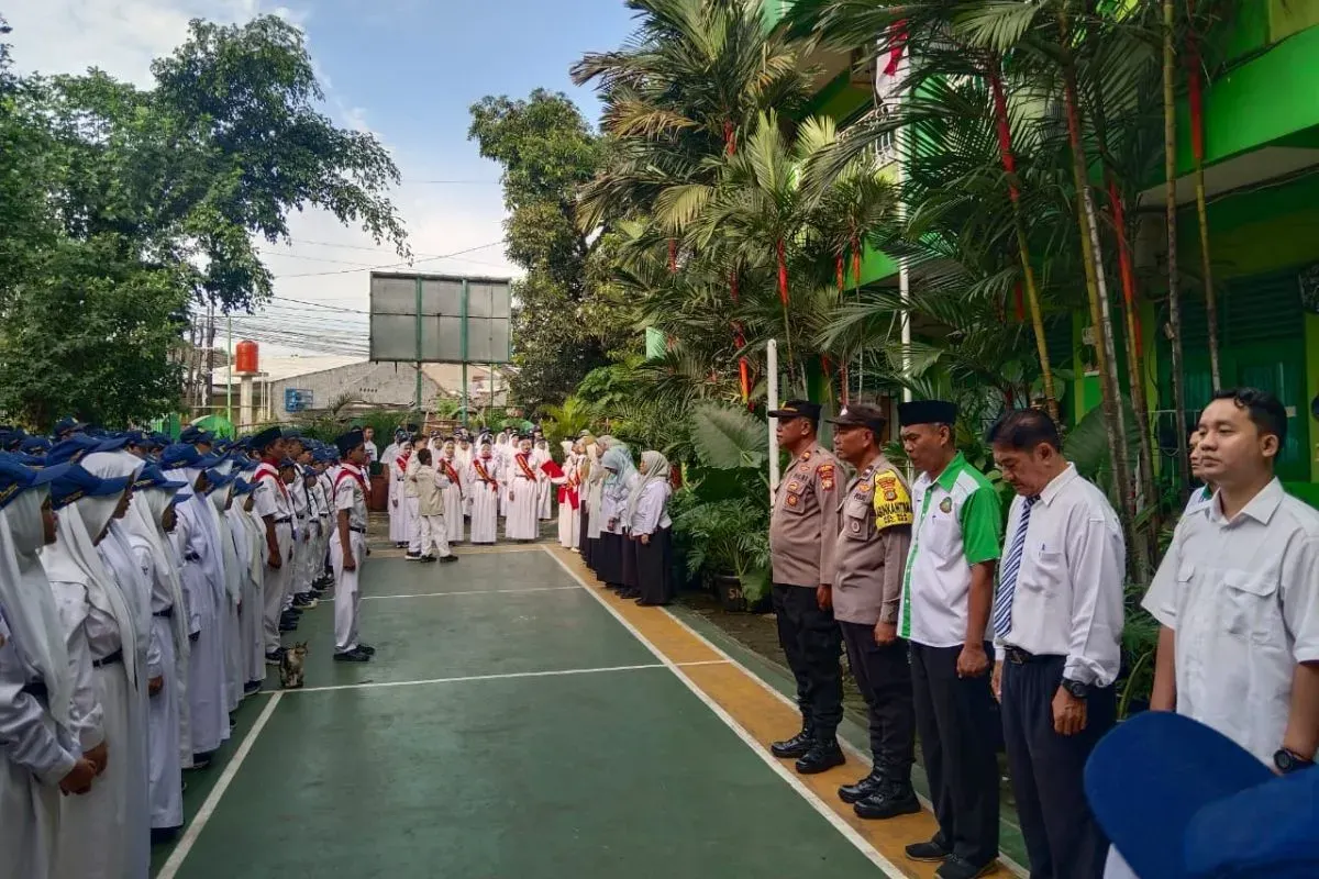 Kapolsek Beji, Kompol Josman Harianja saat Irup Upacara di SMP Citra Negara, Kelurahan Tanah Baru, Kecamatan Beji, Kota Depok, Senin, 3 November 2025. (Sumber: Dok. Polsek Beji)