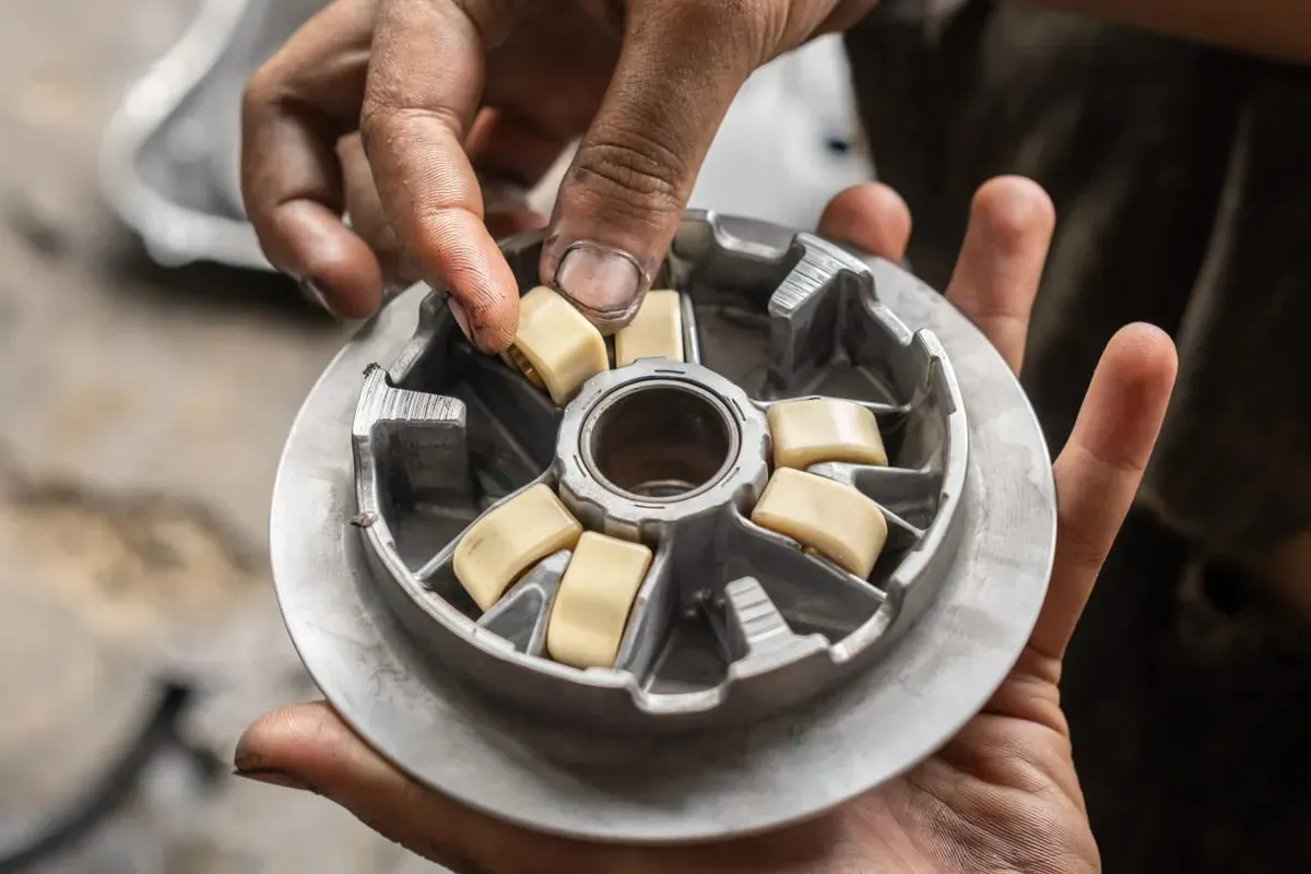 Roller motor matic berperan penting dalam sistem CVT dan akselerasi kendaraan. (Sumber: Dok. Suzuki Indonesia)