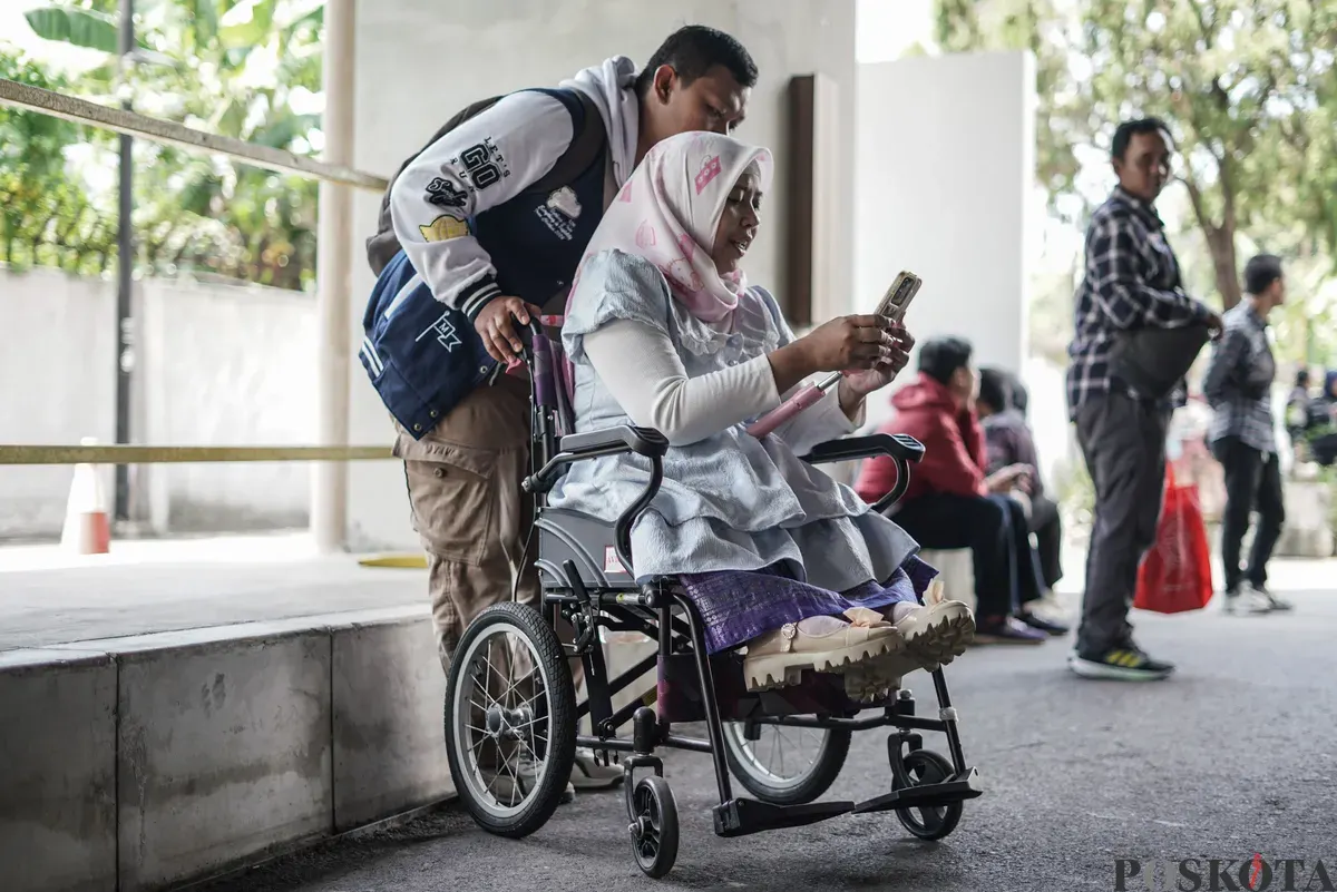 Para penyandang disabilitas mencari peluang kerja di bursa kerja inklusif Taman Ismail Marzuki, Jakarta, Senin, 3 November 2025. (Sumber: Poskota/Bilal Nugraha Ginanjar)
