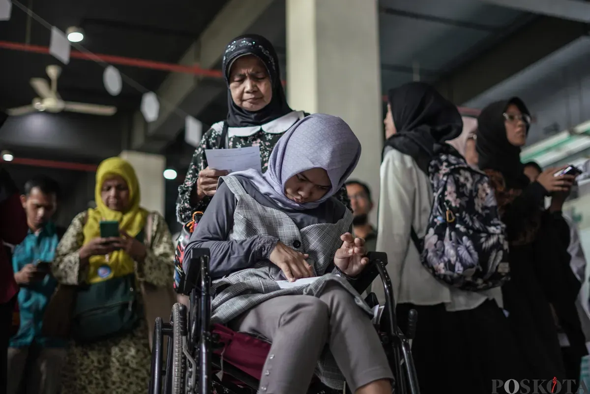 Para penyandang disabilitas mencari peluang kerja di bursa kerja inklusif Taman Ismail Marzuki, Jakarta, Senin, 3 November 2025. (Sumber: Poskota/Bilal Nugraha Ginanjar)
