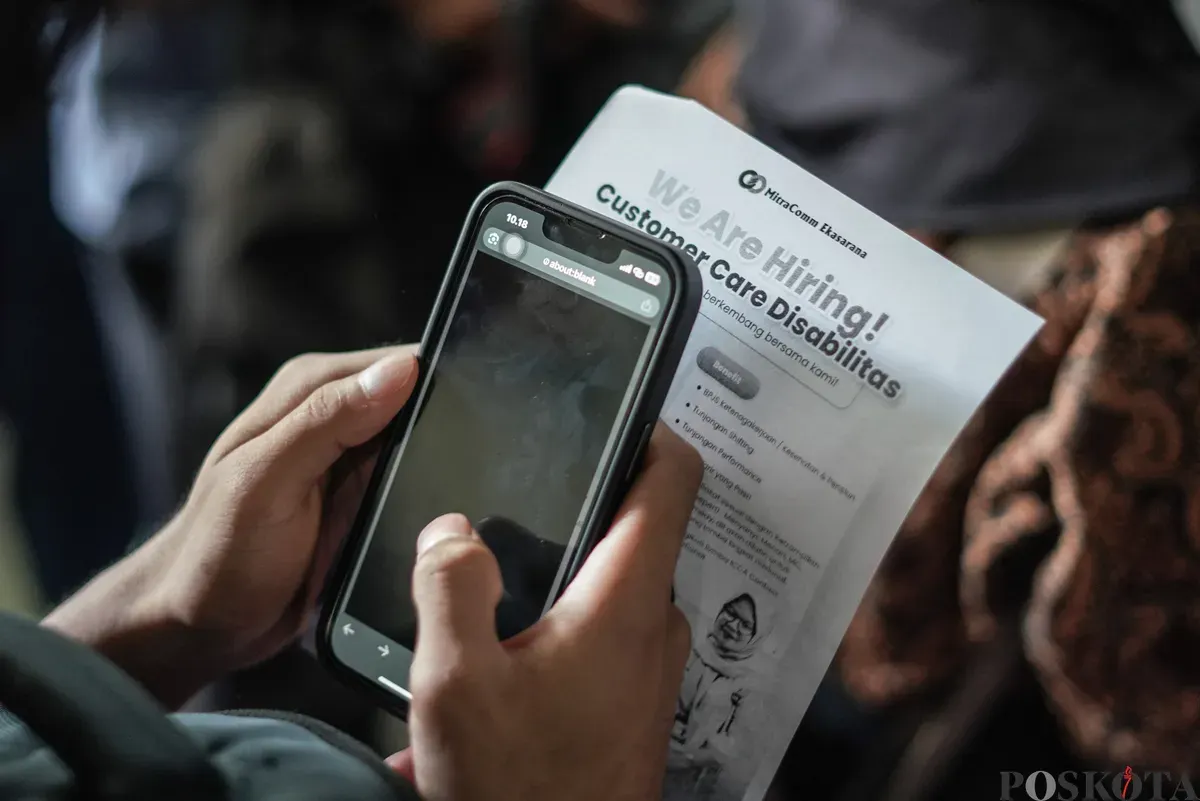 Para penyandang disabilitas mencari peluang kerja di bursa kerja inklusif Taman Ismail Marzuki, Jakarta, Senin, 3 November 2025. (Sumber: Poskota/Bilal Nugraha Ginanjar)