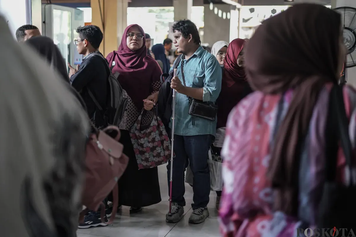 Para penyandang disabilitas mencari peluang kerja di bursa kerja inklusif Taman Ismail Marzuki, Jakarta, Senin, 3 November 2025. (Sumber: Poskota/Bilal Nugraha Ginanjar)