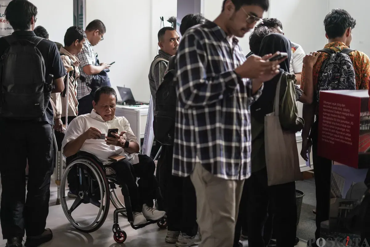 Para penyandang disabilitas mencari peluang kerja di bursa kerja inklusif Taman Ismail Marzuki, Jakarta, Senin, 3 November 2025. (Sumber: Poskota/Bilal Nugraha Ginanjar)
