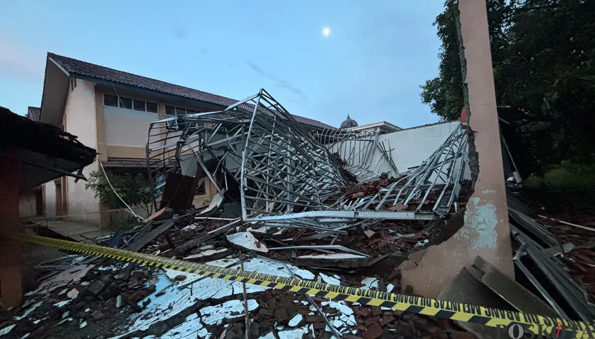 Penampakan kelas SMKN 1 Gunung Putri yang ambruk akibat hujan deras dan angin kencang yang melanda wilayah tersebut. (Sumber: Poskota/Giffar Rivana)