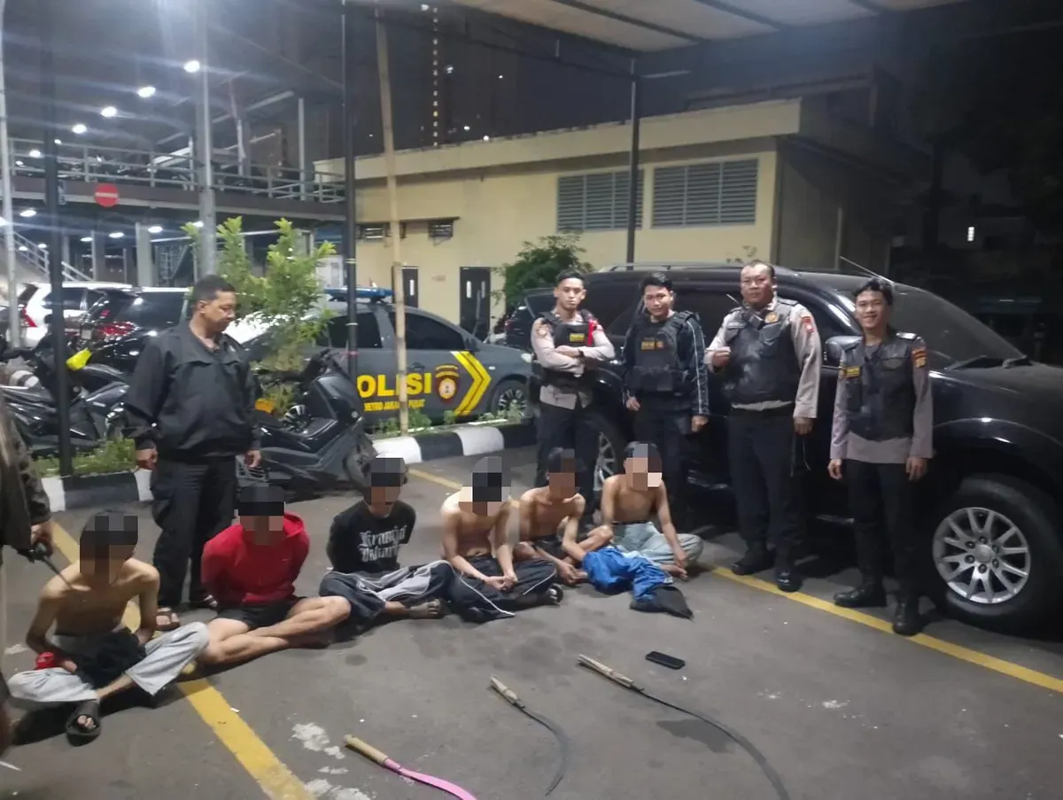 Tim Presisi Polres Metro Jakarta Pusat Amankan enam pelaku remaja tawuran beserta senjata tajam di Mapolrestro Jakarta Pusat. (Sumber: Polres Metro Jakpus)