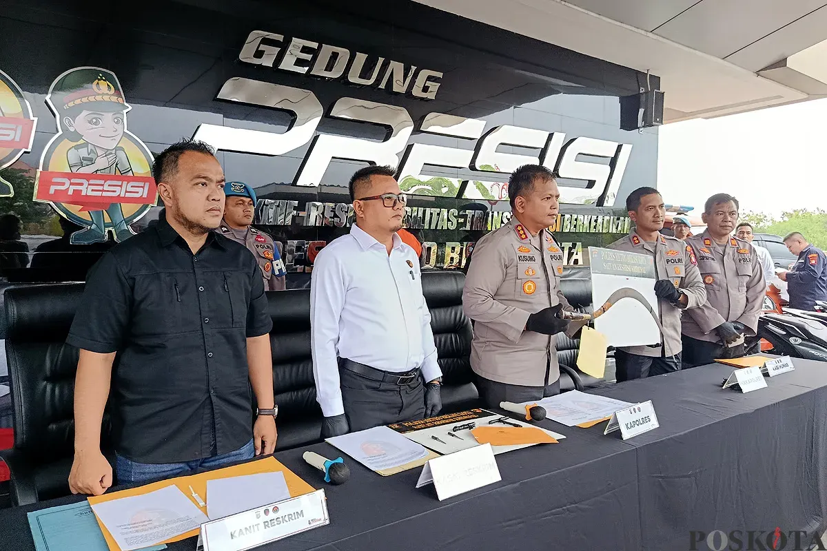 Kapolres Metro Bekasi Kota, Kombes Pol Kusumo Wahyu Bintoro bersama jajarannya menggelar konferensi pers kasus tawuran dan kepemilikan senjata tajam pada Senin, 3 November 2025. (Sumber: POSKOTA | Foto: Nurpini Aulia Rapika)