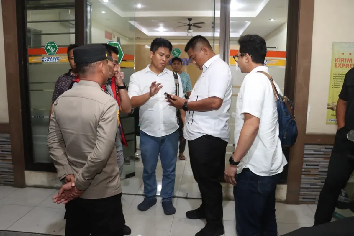 Kapolresta Tangerang Kombes Pol Andi Muhammad Indra Waspada Amirullah saat melakukan cek TKP penembakan di Kantor KJU. (Sumber: Polresta Tangerang)