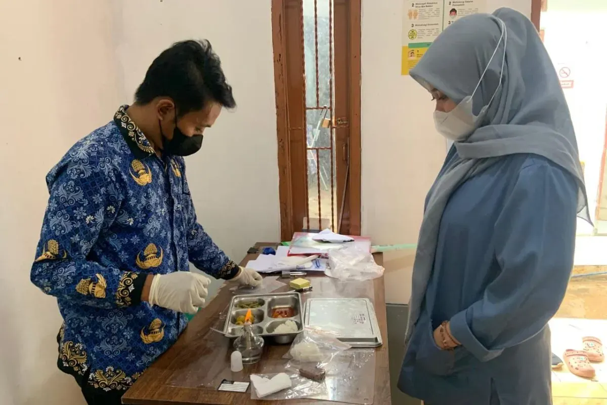 Ahli gizi dan pihak Puskesmas Pagelaran, Kabupaten Pandeglang, mengambil sampel makanan untuk kelengkapan dokumen SLHS. (Sumber: Dok. SPPG Sindanglaya 2)