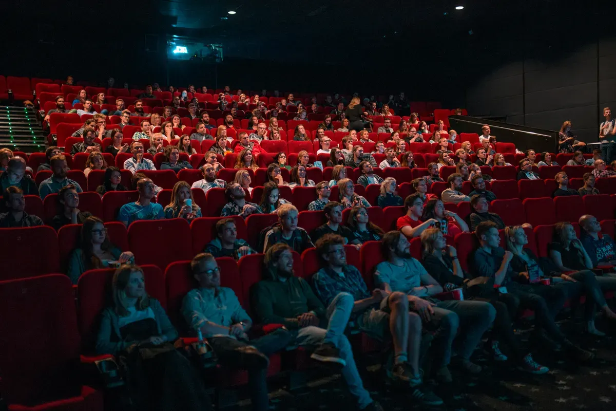 Ilustrasi bioskop-Deretan Film yang Akan Tayang Bulan November 2025 (Sumber: Unsplash/Krists Luhaers)