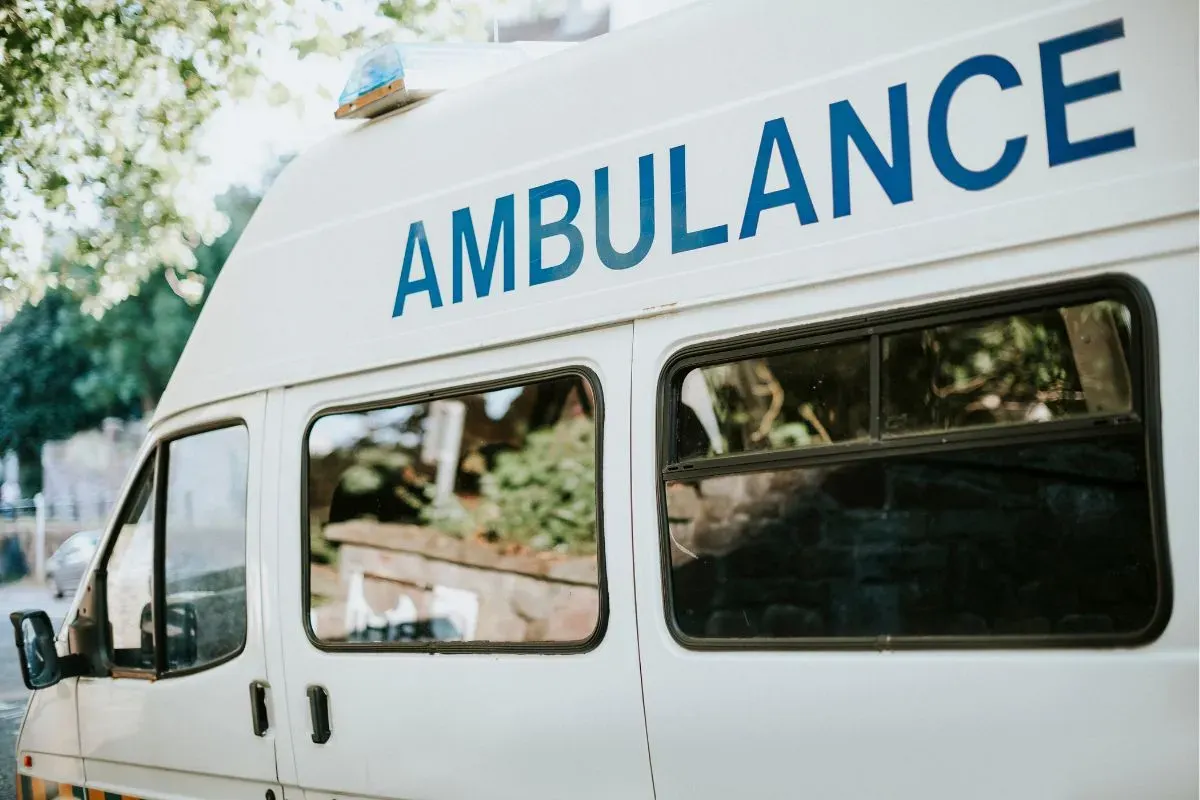 Ilustrasi ambulans. (Sumber: Freepik/rawpixel.com)