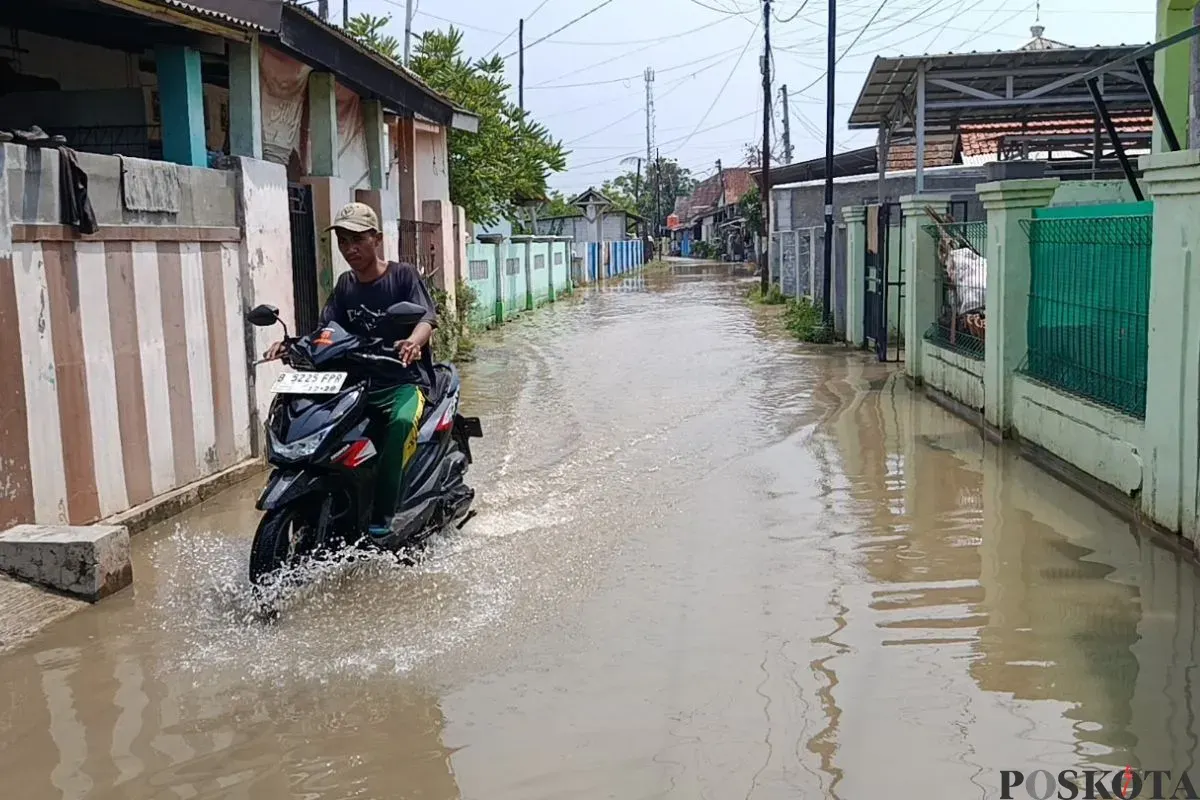 Suasana rumah warga di Desa Sukamanah, Kecamatan Sukatani, Kabupaten Bekasi, dilanda banjir, Selasa, 4 November 2025. (Sumber: Poskota/Nurpini Aulia Rapika)
