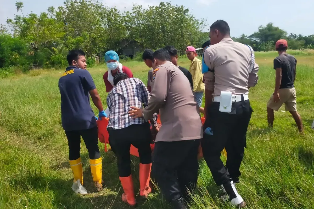 Polisi melakukan mengevakuasi jenazah korban di Lingkungan Kebon, Kelurahan Bendung, Kecamatan Kasemen, Kota Serang, Selasa, 4 November 2025. (Sumber: Dok. Polresta Serang)