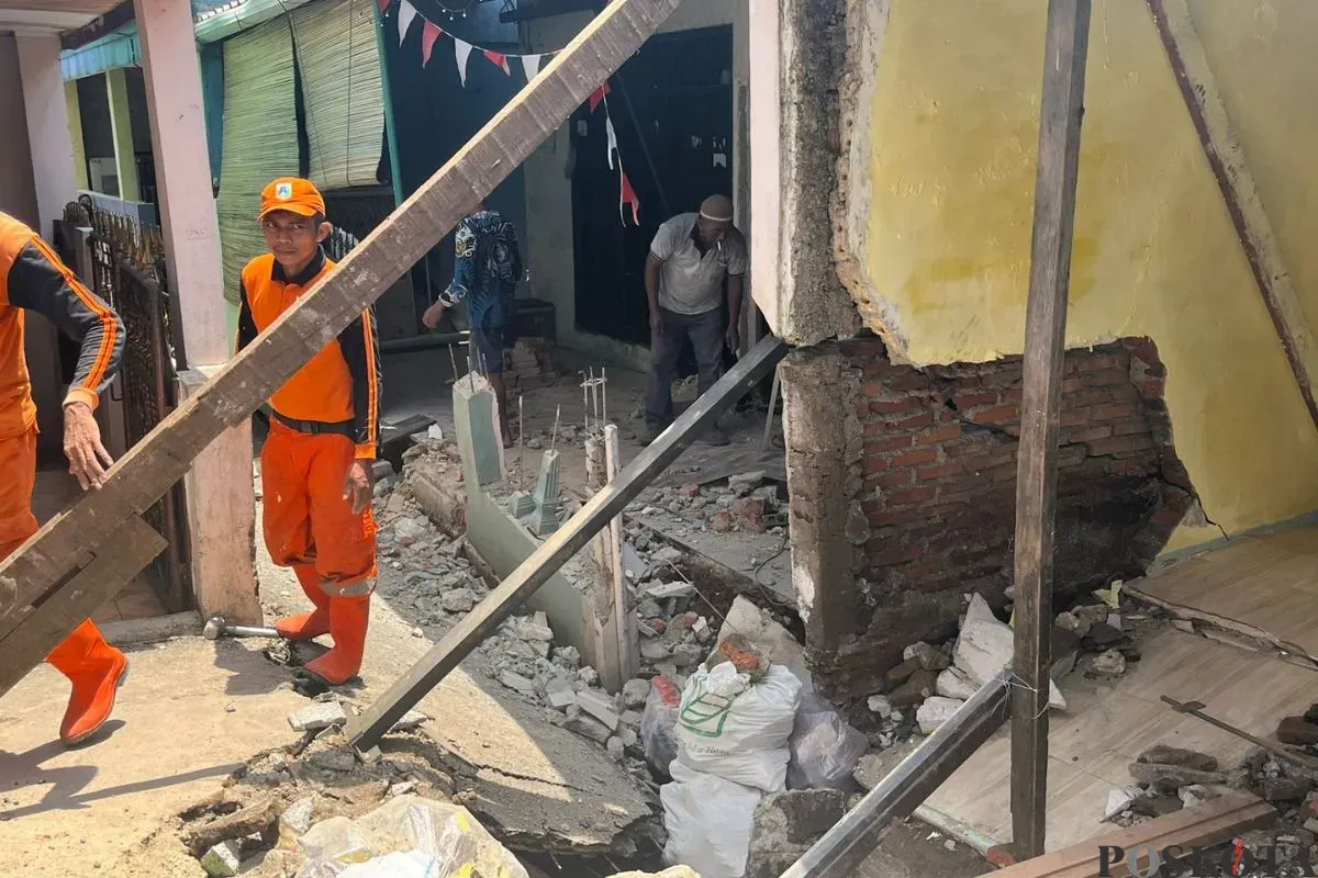 Situasi rumah terdampak longsor di Sumur Jambu 2, Kelurahan Makasar, Jakarta Timur, Selasa, 4 November 2025. (Sumber: Poskota/M. Tegar Jihad)