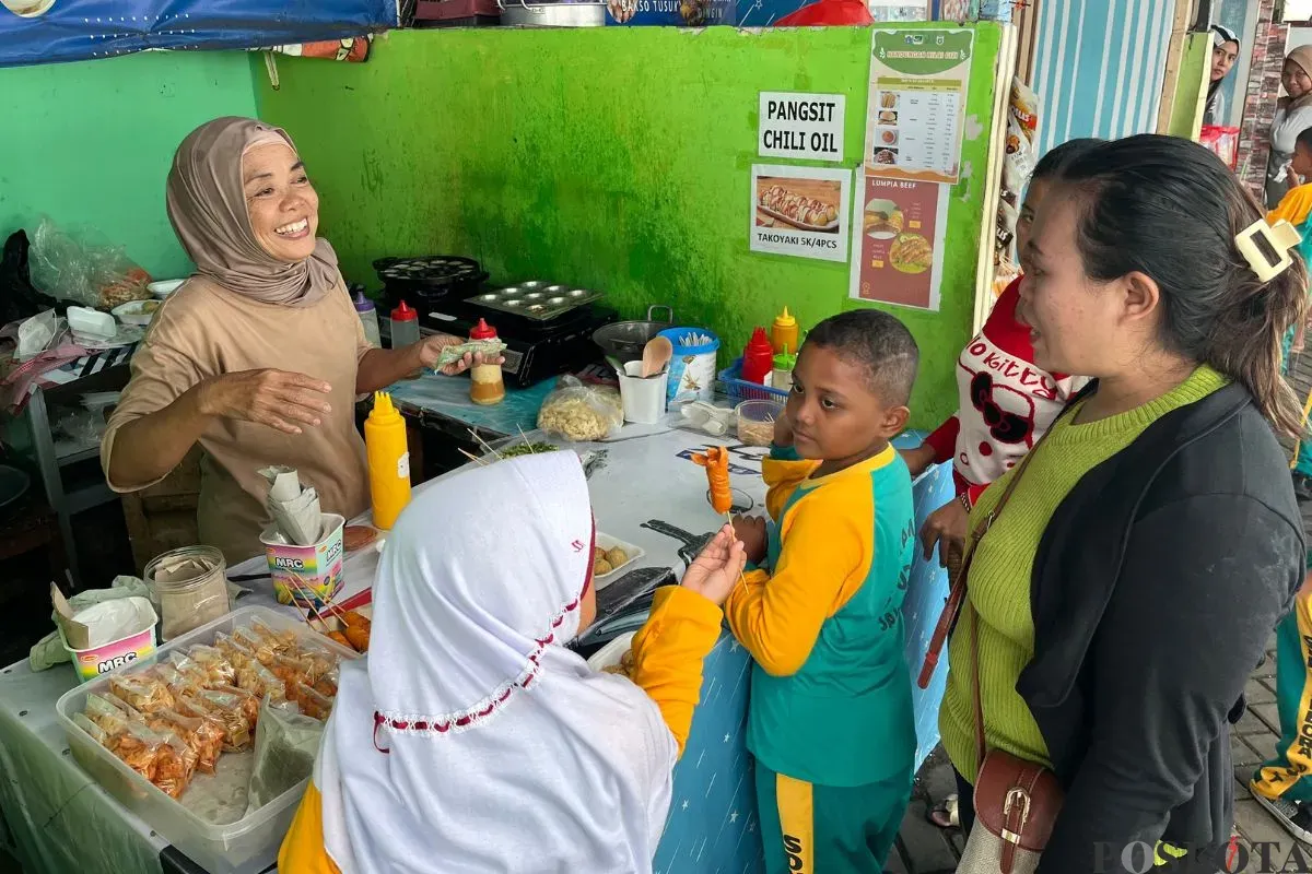 Suasana di kantin SDN 01 dan 03 Pagi, Tambora, Jakarta Barat, Selasa, 4 November 2025. (Sumber: Poskota/Pandi Ramedhan)