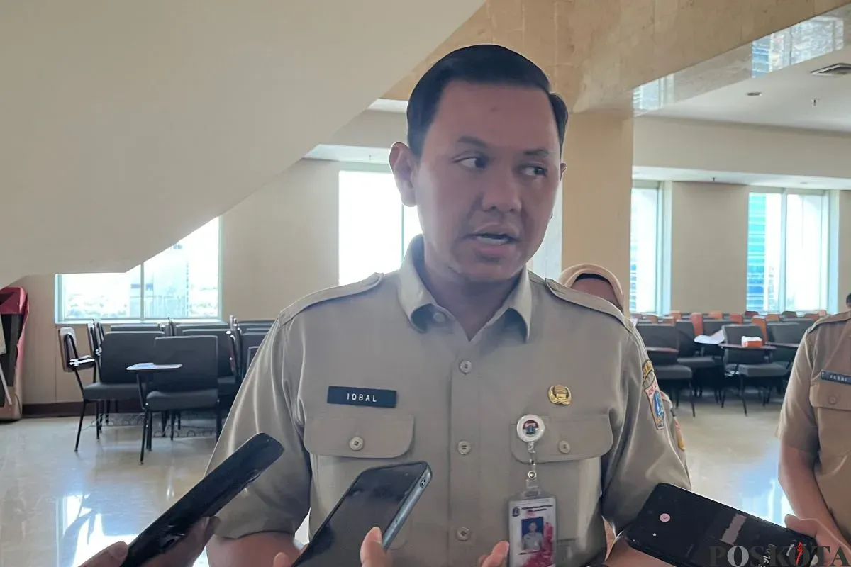 Kepala Suku Dinas (Kasudin) PPKUKM Jakarta Barat, Iqbal Idham Ramid saat memberikan pernyataan kepada awak media, Selasa, 4 November 2025. (Sumber: Poskota/Pandi Ramedhan)
