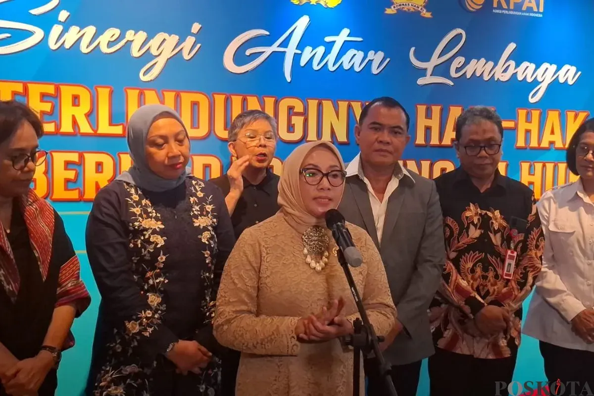 Menteri PPPA Arifah Fauzi seusai FGD Penanganan Anak yang Terlibat Kerusuhan Saat Aksi Demonstrasi di Hotel Ambhara, Jakarta Selatan, Selasa, 4 November 2025. (Sumber: Poskota/Ali Mansur)