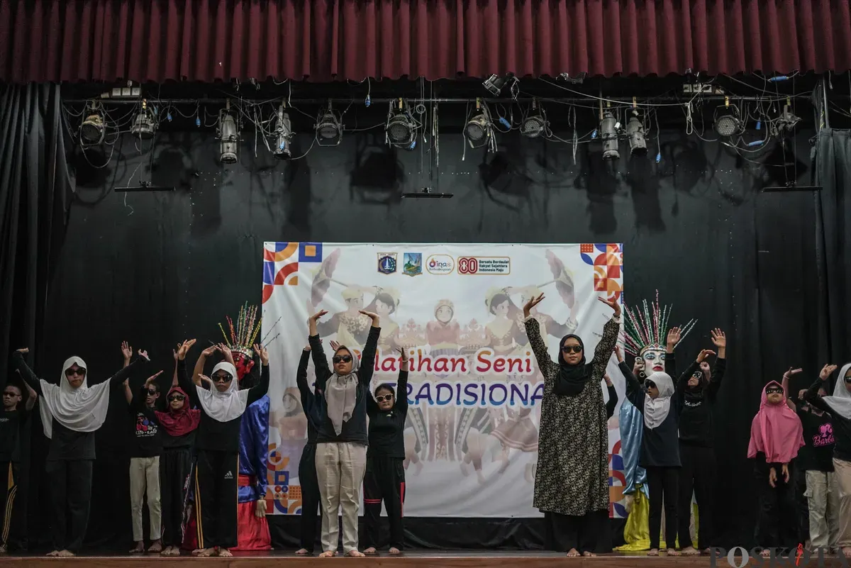 Siswa Sekolah Luar Biasa (SLB) mengikuti pelatihan seni tari tradisional di Pusat Pelatihan Seni Budaya (PPSB) M. Mashabi, Tanah Abang, Jakarta, Selasa, 4 November 2025. (Sumber: Poskota/Bilal Nugraha Ginanjar)
