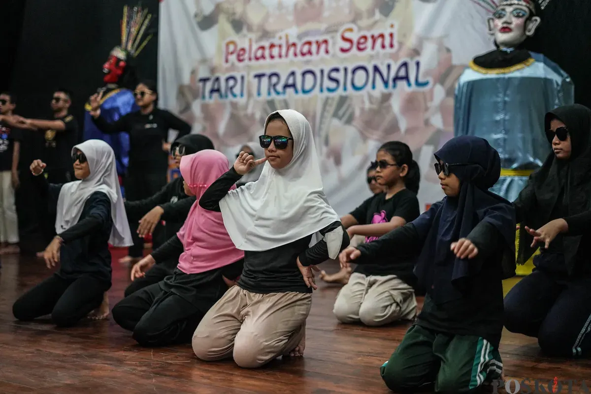 Siswa Sekolah Luar Biasa (SLB) mengikuti pelatihan seni tari tradisional di Pusat Pelatihan Seni Budaya (PPSB) M. Mashabi, Tanah Abang, Jakarta, Selasa, 4 November 2025. (Sumber: Poskota/Bilal Nugraha Ginanjar)