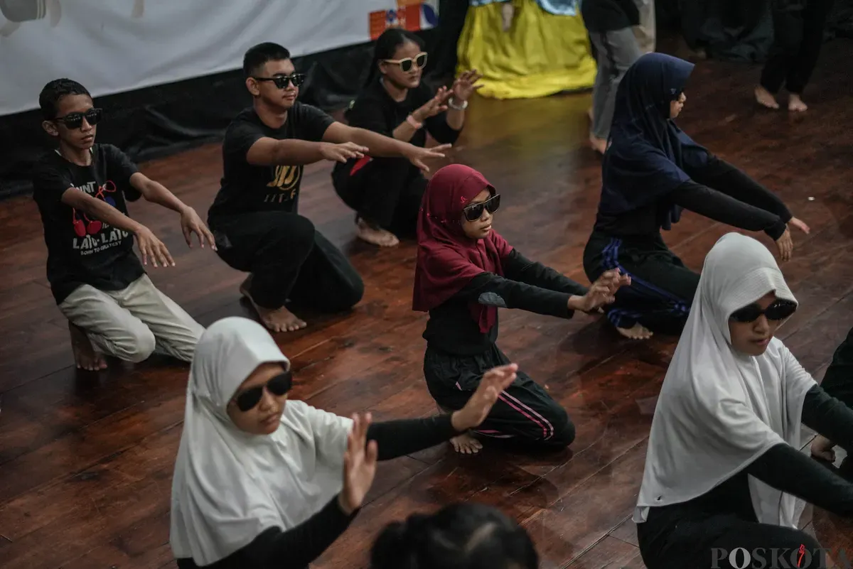 Siswa Sekolah Luar Biasa (SLB) mengikuti pelatihan seni tari tradisional di Pusat Pelatihan Seni Budaya (PPSB) M. Mashabi, Tanah Abang, Jakarta, Selasa, 4 November 2025. (Sumber: Poskota/Bilal Nugraha Ginanjar)