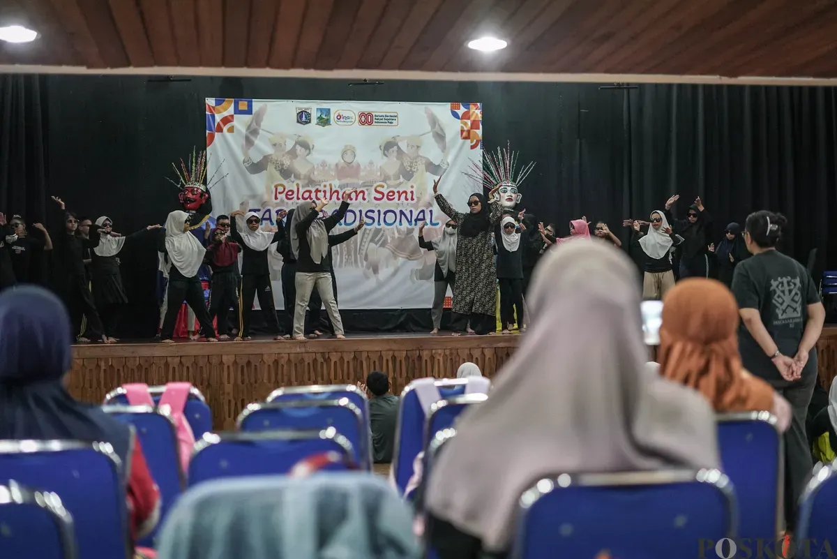 Siswa Sekolah Luar Biasa (SLB) mengikuti pelatihan seni tari tradisional di Pusat Pelatihan Seni Budaya (PPSB) M. Mashabi, Tanah Abang, Jakarta, Selasa, 4 November 2025. (Sumber: Poskota/Bilal Nugraha Ginanjar)