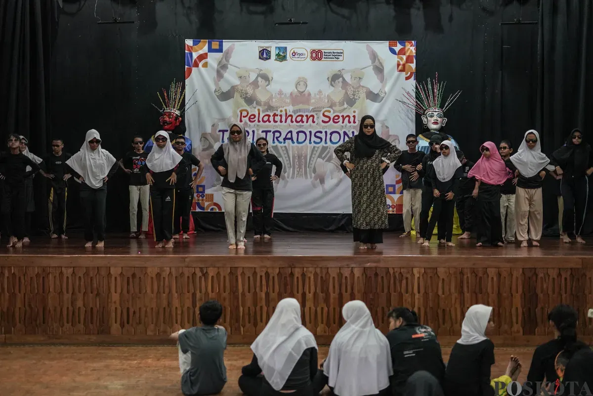 Siswa Sekolah Luar Biasa (SLB) mengikuti pelatihan seni tari tradisional di Pusat Pelatihan Seni Budaya (PPSB) M. Mashabi, Tanah Abang, Jakarta, Selasa, 4 November 2025. (Sumber: Poskota/Bilal Nugraha Ginanjar)