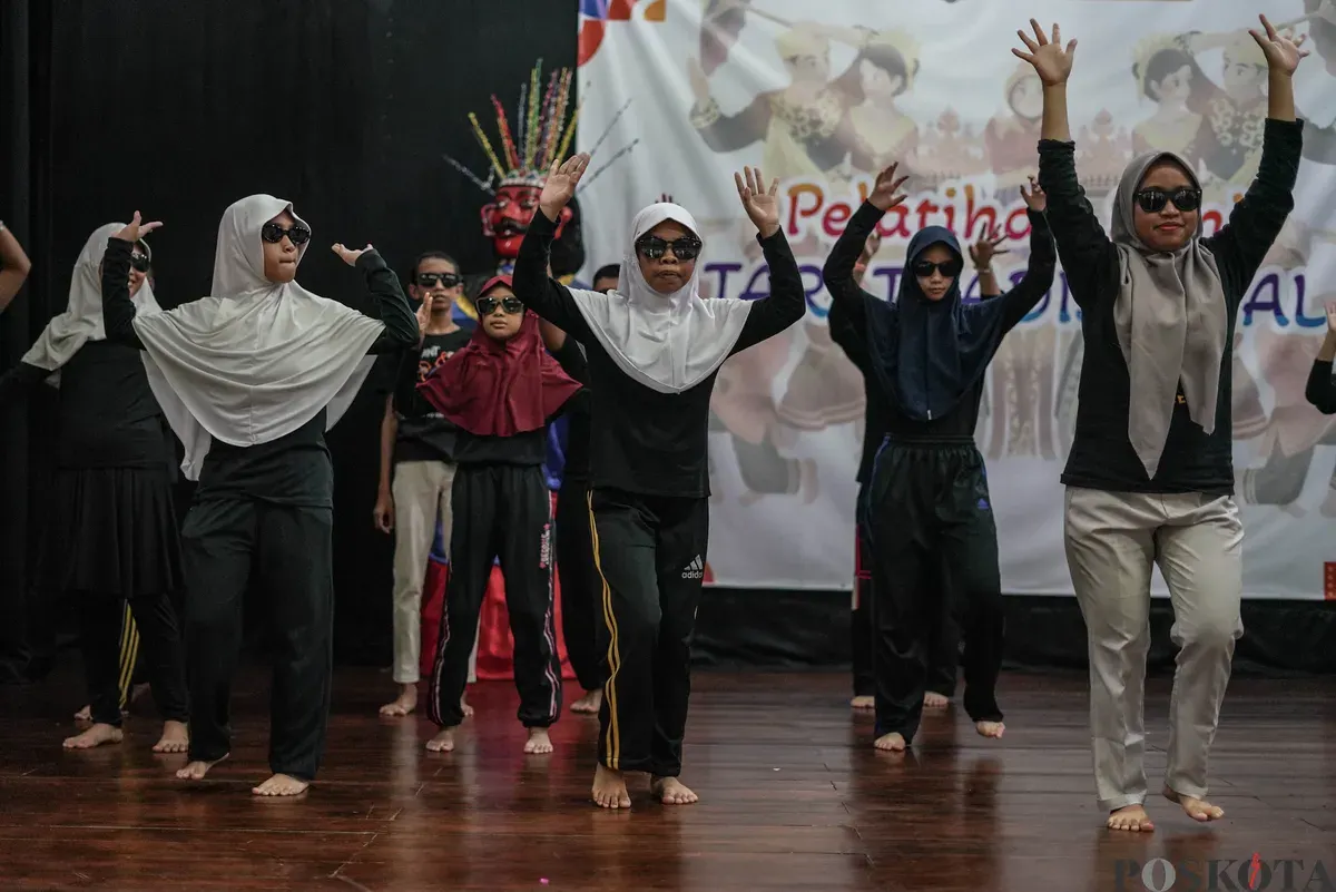 Siswa Sekolah Luar Biasa (SLB) mengikuti pelatihan seni tari tradisional di Pusat Pelatihan Seni Budaya (PPSB) M. Mashabi, Tanah Abang, Jakarta, Selasa, 4 November 2025. (Sumber: Poskota/Bilal Nugraha Ginanjar)