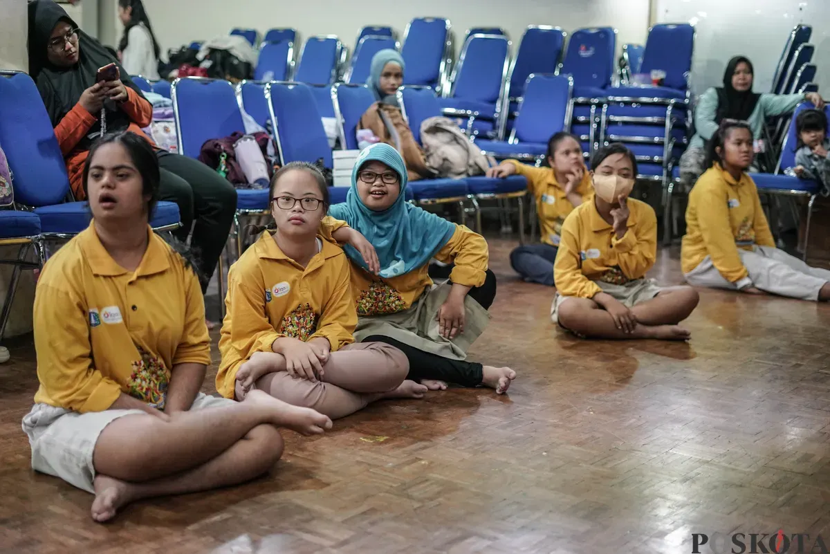Siswa Sekolah Luar Biasa (SLB) mengikuti pelatihan seni tari tradisional di Pusat Pelatihan Seni Budaya (PPSB) M. Mashabi, Tanah Abang, Jakarta, Selasa, 4 November 2025. (Sumber: Poskota/Bilal Nugraha Ginanjar)