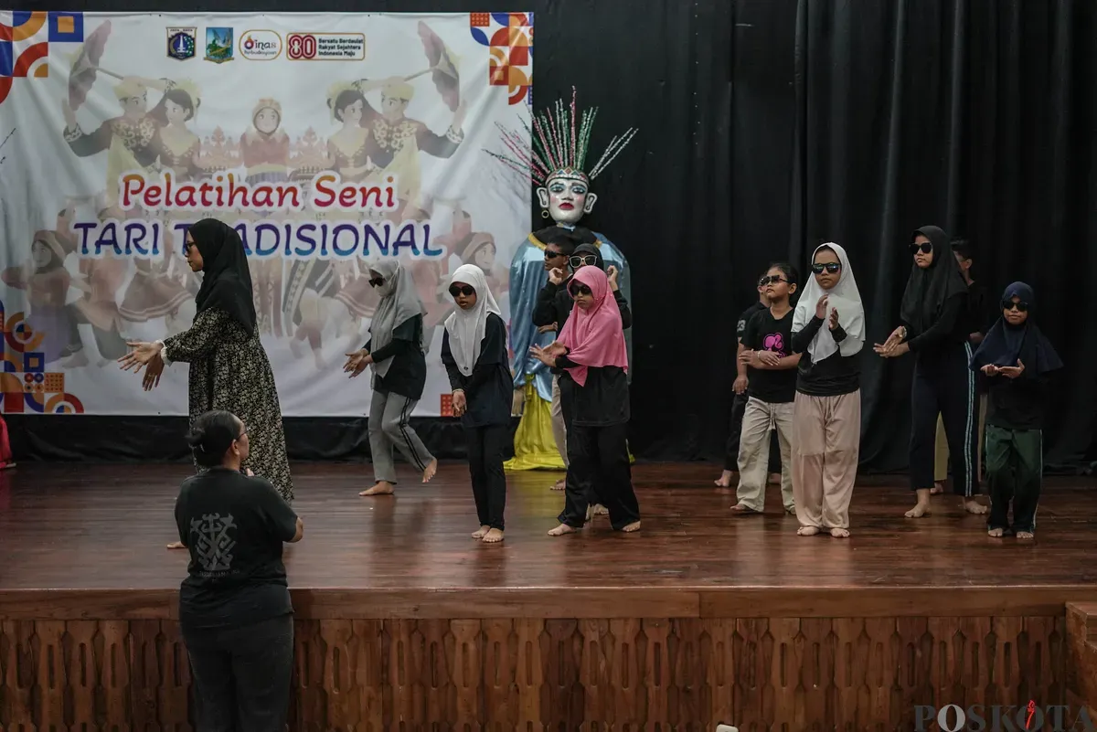 Siswa Sekolah Luar Biasa (SLB) mengikuti pelatihan seni tari tradisional di Pusat Pelatihan Seni Budaya (PPSB) M. Mashabi, Tanah Abang, Jakarta, Selasa, 4 November 2025. (Sumber: Poskota/Bilal Nugraha Ginanjar)