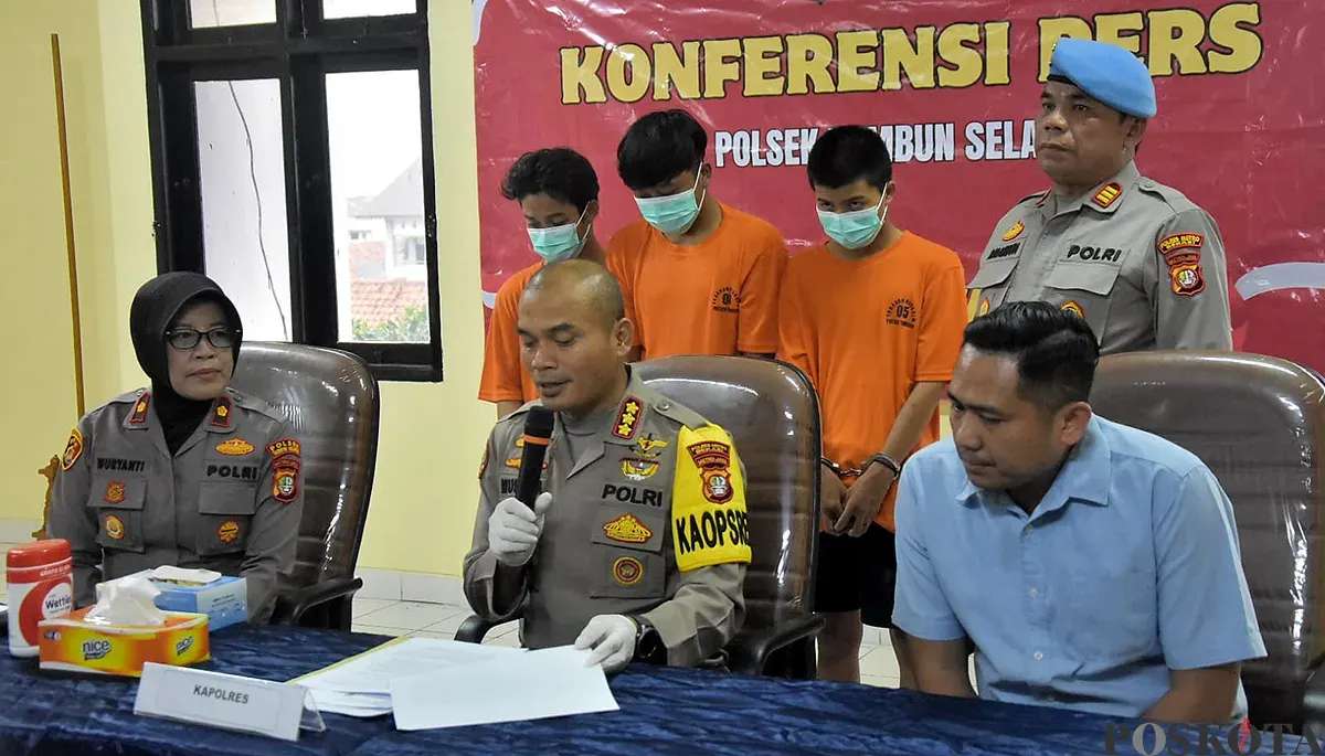 Kapolres Metro Bekasi, Kombes Pol Mustofa bersama jajarannya menggelar konferensi pers pengungkapan kasus kejahatan jalanan tawuran dan kepemilikan senjata tajam. (Sumber: POSKOTA | Foto: Nurpini Aulia Rapika)