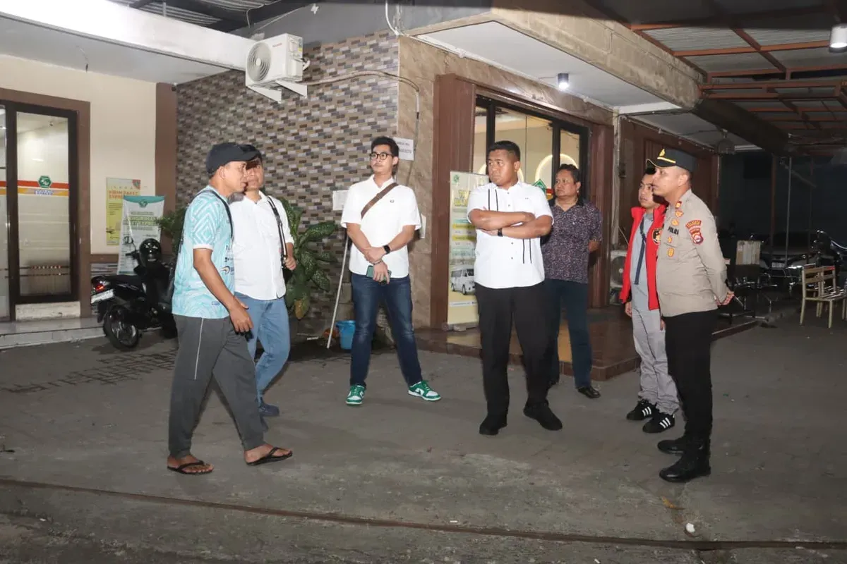 Kapolresta Tangerang Kombes Pol Andi Muhammad Indra Waspada Amirullah saat melakukan cek TKP penembakan di Kantor KJU. (Sumber: Polresta Tangerang)