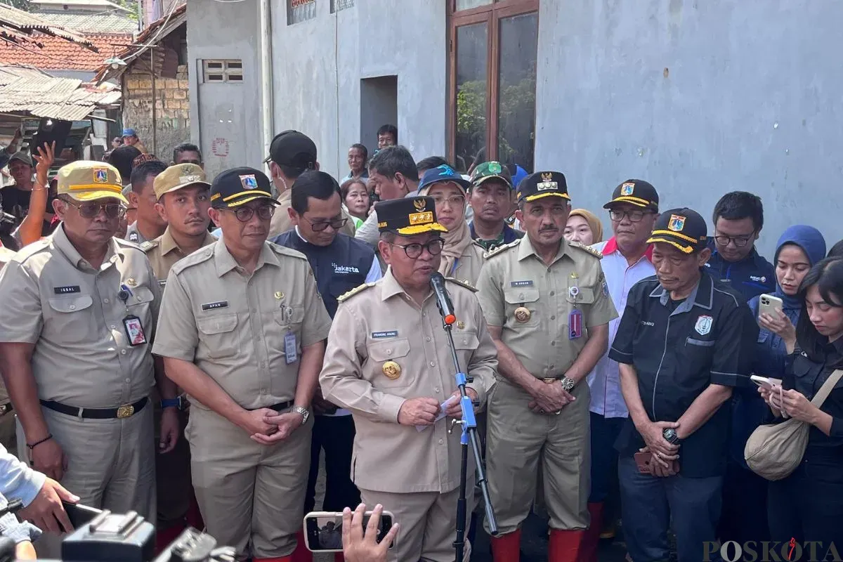 Gubernur Jakarta, Pramono Anung saat menyampaikan pernyataan kepada awak media di Lebak Bulus, Jakarta Selatan, Selasa, 4 November 2025. (Sumber: Poskota/M. Tegar Jihad)