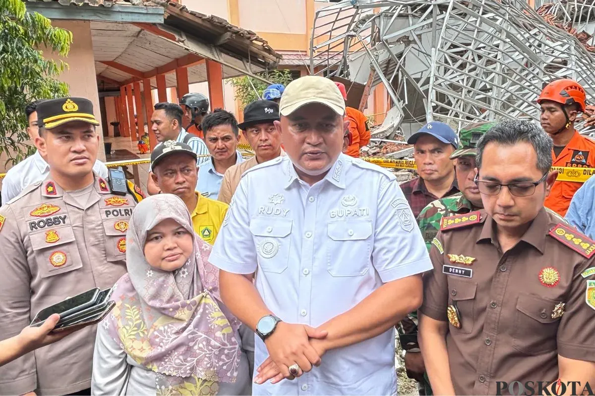 Bupati Bogor, Rudy Susmanto meninjau SMKN 1 Gunung Putri, Selasa, 4 November 2025. (Sumber: Poskota/Giffar Rivana)