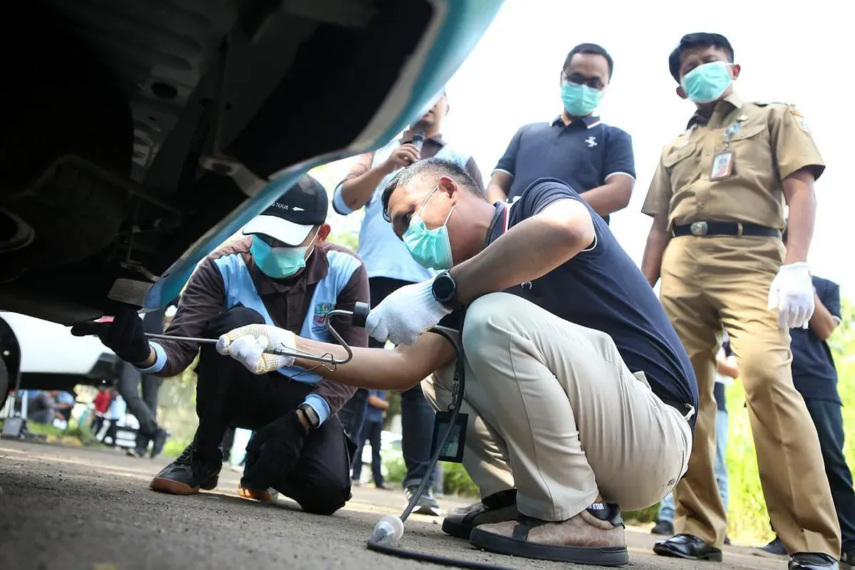 Manager PLN UP3 Tanjung Priok, Hasudungan Siahaan, bersama bersama Kepala Suku Dinas Lingkungan Hidup Jakarta Utara, Edy Mulyanto, melakukan uji emisi kendaraan operasional. (Sumber: Dok. PLN UID Jakarta Raya)