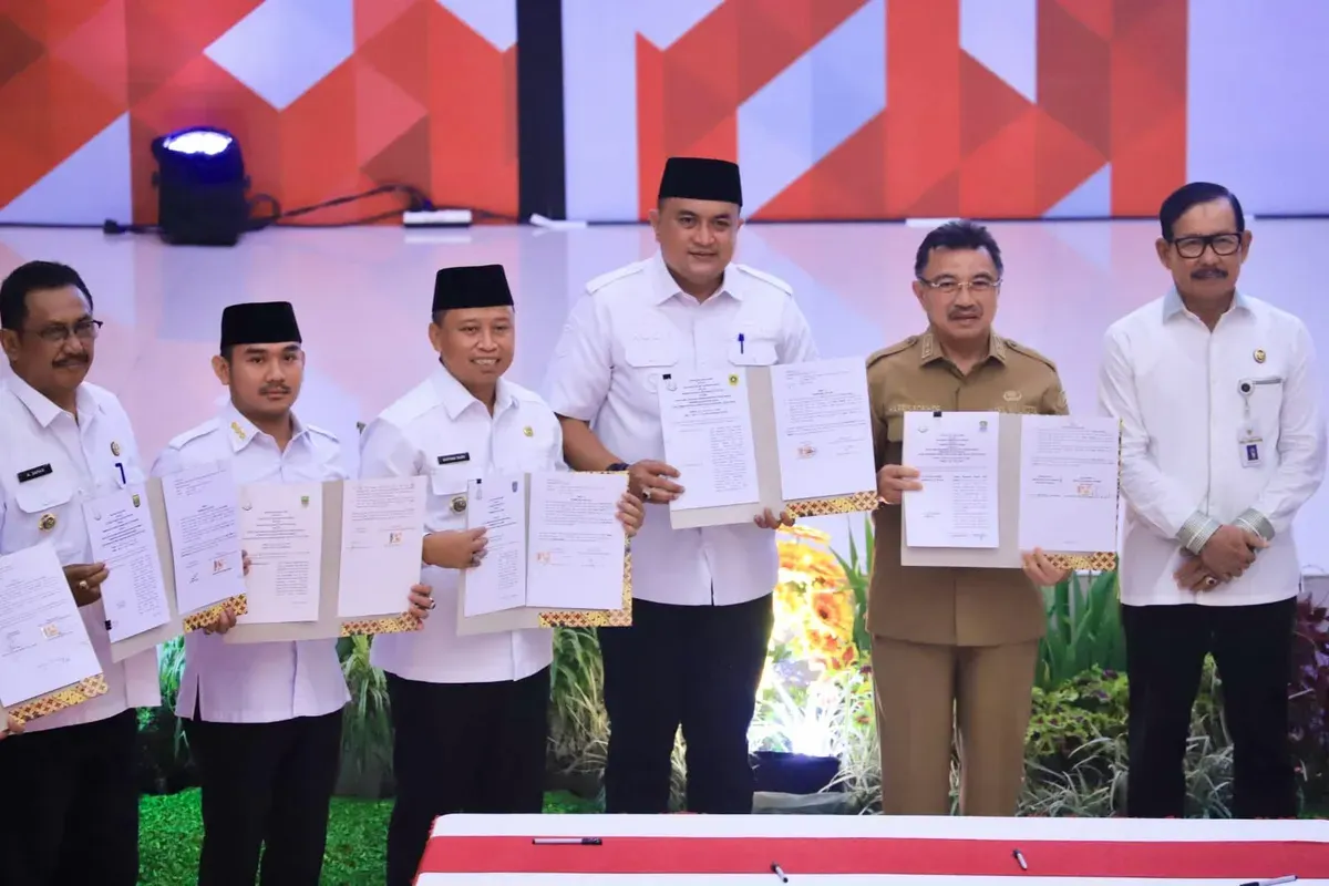 Bupati Bogor, Rudy Susmanto menandatangani nota kesepahaman penerapan pidana kerja sosial. (Sumber: Pemkab Bogor)