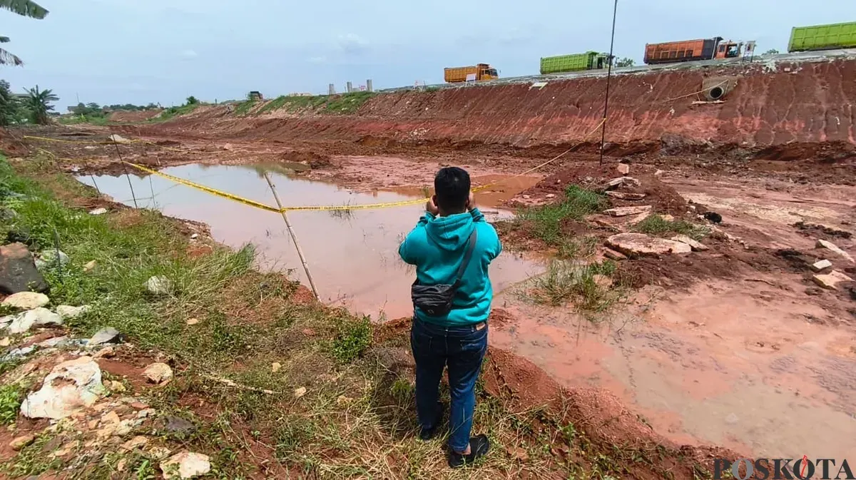 Lokasi galian proyek Tol Japek II yang menjadi TKP tiga bocah tewas akibat tenggelam di kubangan galian di Desa Ciledug-Tamansari, Kecamatan Setu, Kabupaten Bekasi. (Sumber: POSKOTA | Foto: Nurpini Aulia Rapika)