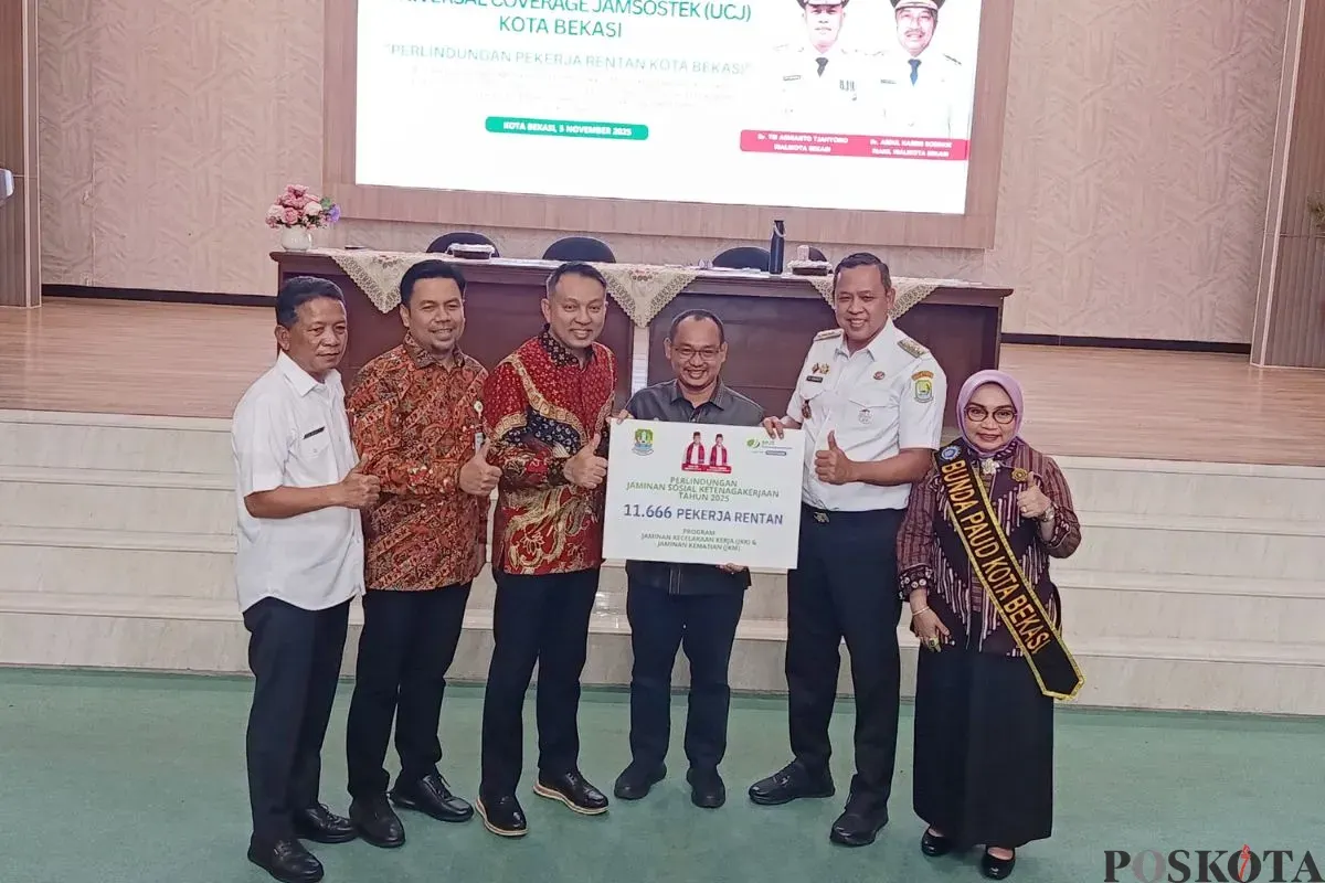 Jajaran Pemkot Bekasi dan BPJS Ketenagakerjaan meluncurkan program Universal Coverage Jamsostek (UCJ) untuk lindungi bagi 11.666 pekerja rentan. (Sumber: Poskota/Nurpini Aulia Rapika)