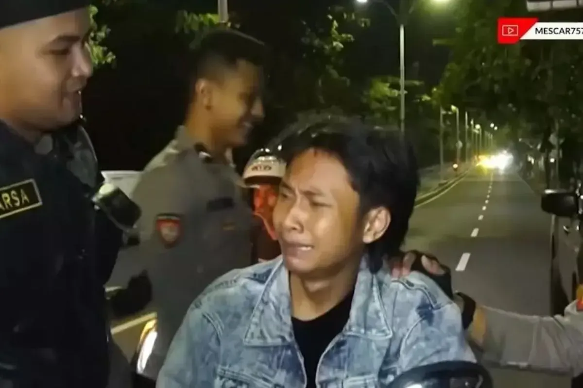 Video viral Fajar Sadboy ditilang Polisi. (Sumber: tangkapan layar YouTube/mescar)