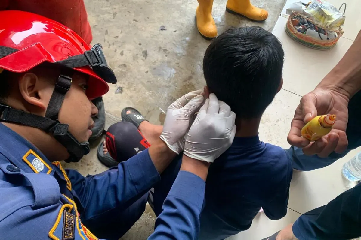 Petugas mengevakuasi telinga remaja asal Pakansari, Cibinong, Kabupaten Bogor, dari kail pancing, Selasa, 4 November 2025. (Sumber: Dok. Damkar Kabupaten Bogor)