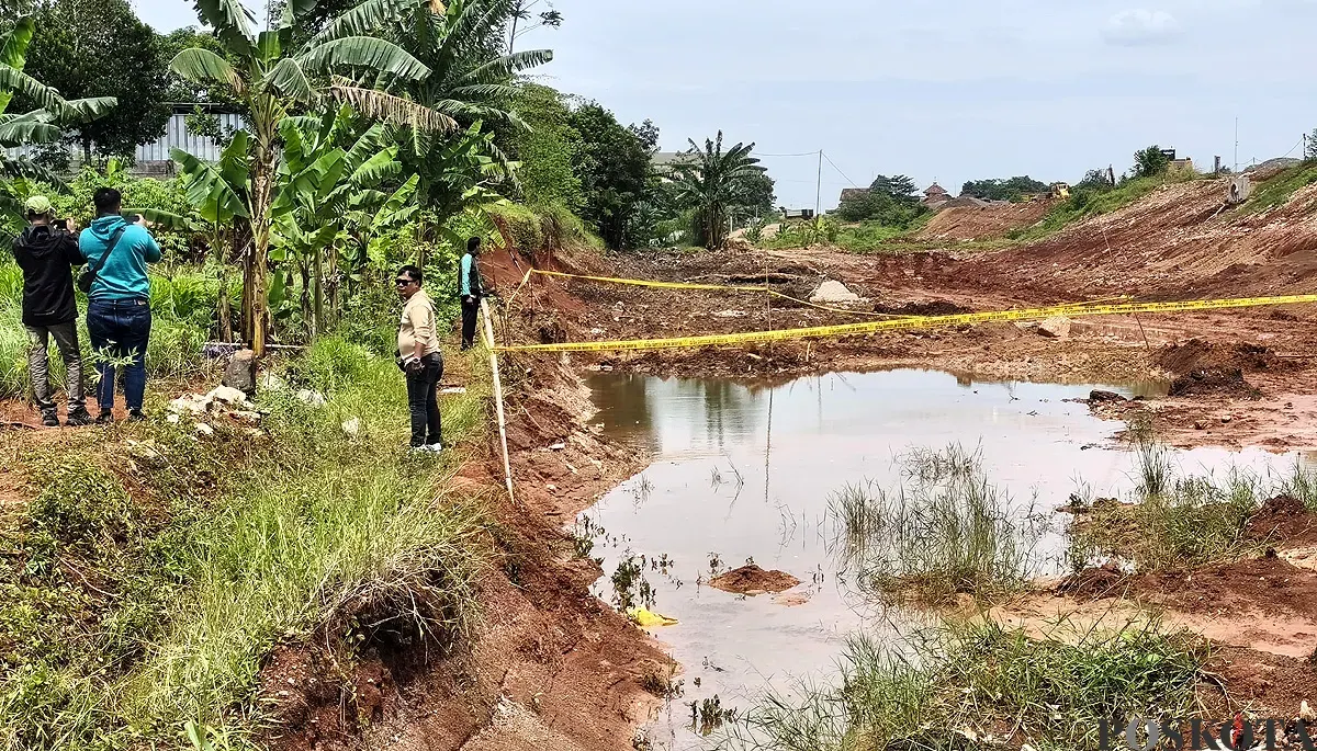 Lokasi galian proyek Tol Jakarta–Cikampek (Japek) II yang menjadi TKP tewasnya tiga bocah akibat tenggelam di Desa Ciledug-Tamansari, Kecamatan Setu, Kabupaten Bekasi. (Sumber: POSKOTA | Foto: Nurpini Aulia Rapika)