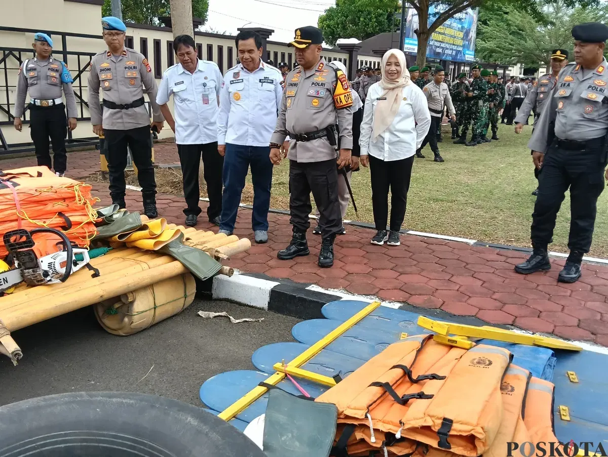 Kapolres Serang AKBP Condro Sasongko meninjau sarana tanggap bencana usai apel kesiapan. (Sumber: Poskota/Rahmat Haryono)