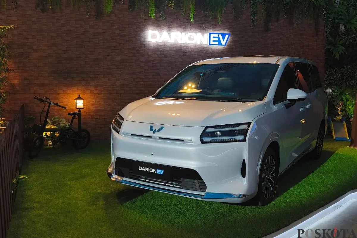 Mobil listrik Wuling Darion EV menawarkan harga kompetitif di segmen kendaraan MPV. (Sumber: Poskota/Erwan Hartawan)
