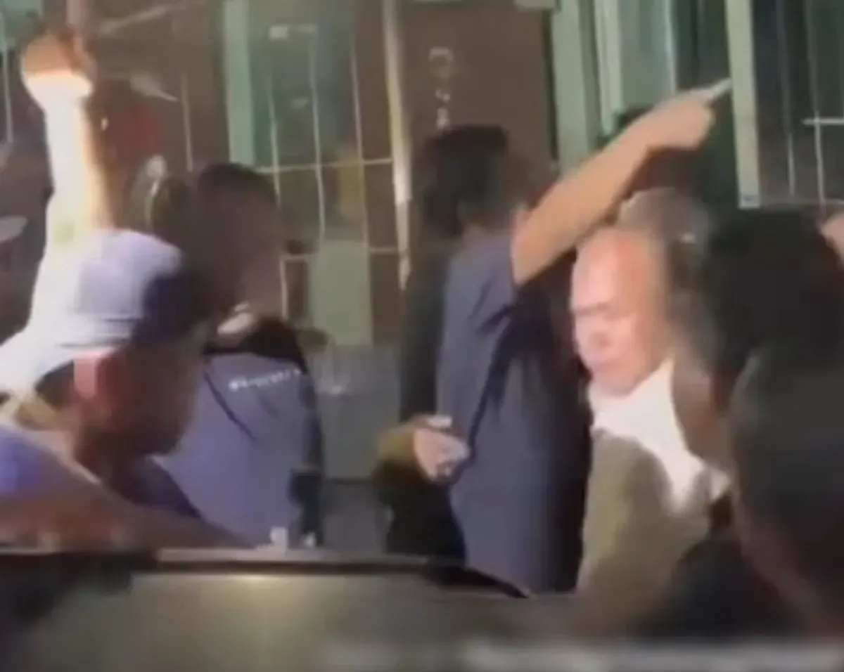 Tangkap layar sejumlah sopir truk menggeruduk kediaman IK yang melempari truk tambang menggunakan batu.