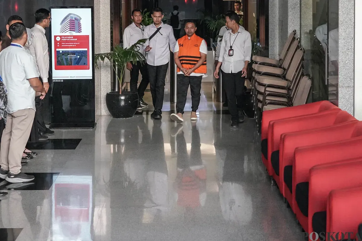 Gubernur Riau Abdul Wahid berjalan menuju mobi9l tahanan usai menjalani pemeriksaan di Gedung Merah Putih KPK, Jakarta, Rabu, 5 November 2025. (Sumber: Poskota/Bilal Nugraha Ginanjar)