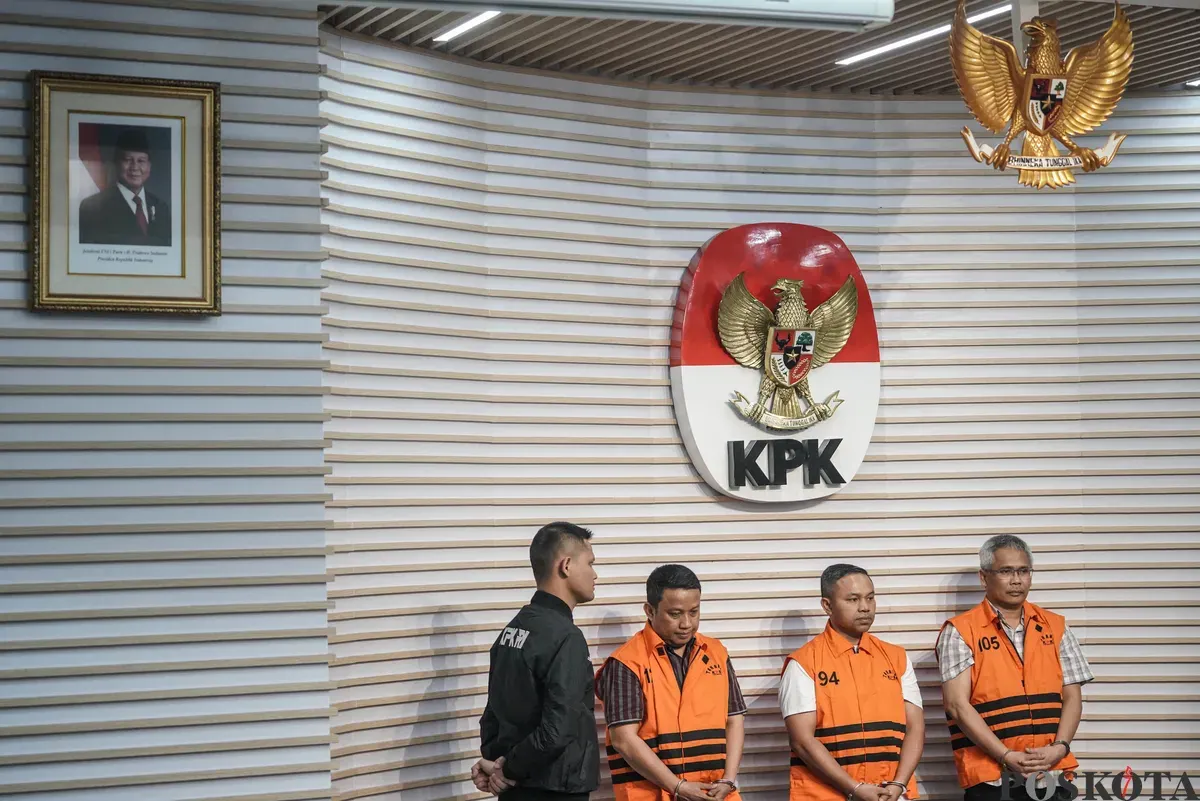 Gubernur Riau Abdul Wahid (tengah), Tenaga Ahli Gubernur Riau Dani M Nursalam (kiri), dan Kepala Dinas PUPR PKPP Provinsi Riau M Arief Setiawan (kanan) mengenakan rompi tahanan usai menjalani pemeriksaan di Gedung Merah Putih KPK, Jakarta, Rabu, 5 November 2025. (Sumber: Poskota/Bilal Nugraha Ginanjar)