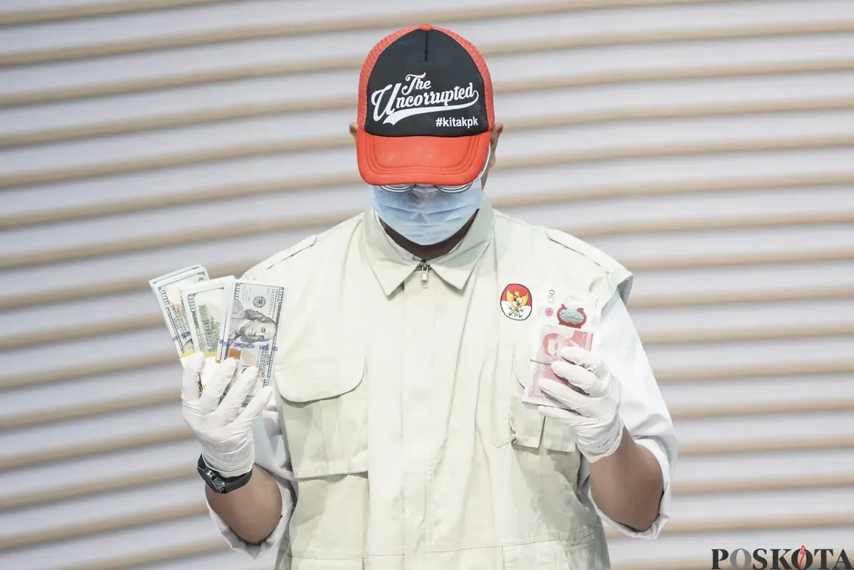 Petugas KPK memperlihatkan uang yang disita dari operasi tangkap tangan kasus suap proyek jalan dan jembatan di Provinsi Riau di Gedung Merah Putih KPK, Jakarta, Rabu, 5 November 2025. (Sumber: Poskota/Bilal Nugraha Ginanjar)