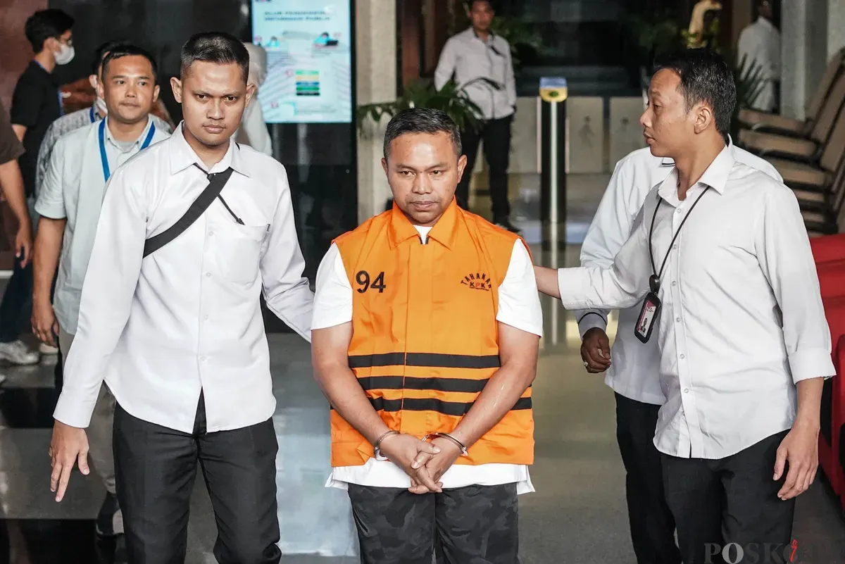 Gubernur Riau Abdul Wahid berjalan menuju mobi9l tahanan usai menjalani pemeriksaan di Gedung Merah Putih KPK, Jakarta, Rabu, 5 November 2025. (Sumber: Poskota/Bilal Nugraha Ginanjar)