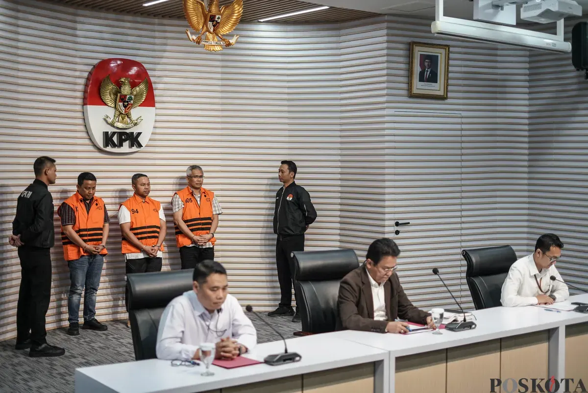 Gubernur Riau Abdul Wahid (tengah), Tenaga Ahli Gubernur Riau Dani M Nursalam (kiri), dan Kepala Dinas PUPR PKPP Provinsi Riau M Arief Setiawan (kanan) mengenakan rompi tahanan usai menjalani pemeriksaan di Gedung Merah Putih KPK, Jakarta, Rabu, 5 November 2025. (Sumber: Poskota/Bilal Nugraha Ginanjar)