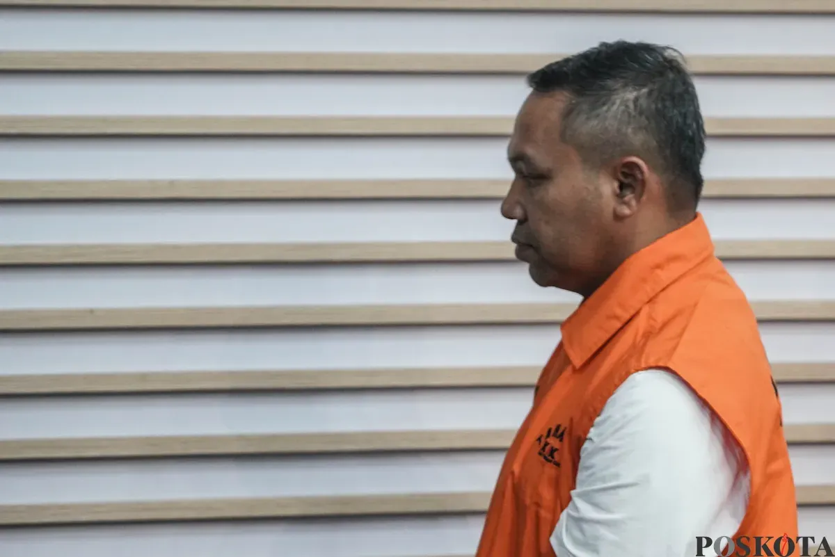 Gubernur Riau Abdul Wahid mengenakan rompi tahanan usai menjalani pemeriksaan di Gedung Merah Putih KPK, Jakarta, Rabu, 5 November 2025. (Sumber: Poskota/Bilal Nugraha Ginanjar)