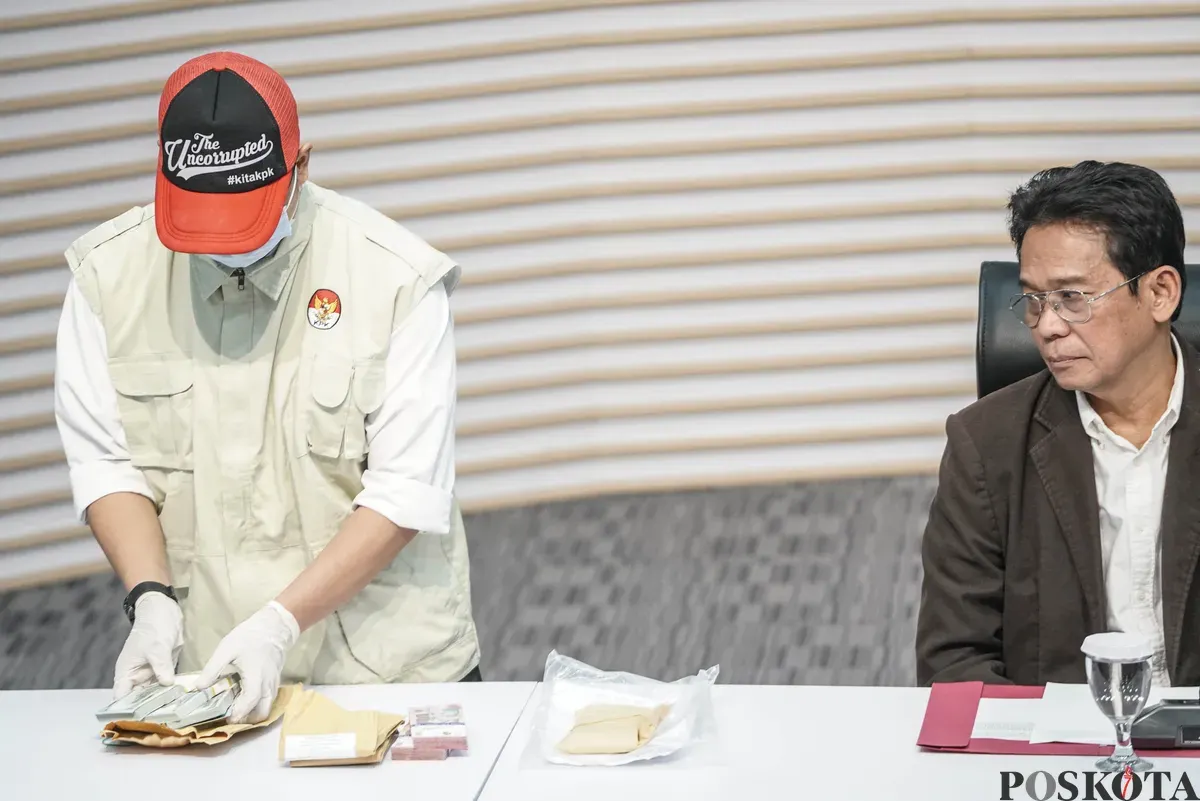 Wakil Ketua KPK Johanis Tanak melihat uang yang disita dari operasi tangkap tangan kasus suap proyek jalan dan jembatan di Provinsi Riau di Gedung Merah Putih KPK, Jakarta, Rabu, 5 November 2025. (Sumber: Poskota/Bilal nugraha Ginanjar)