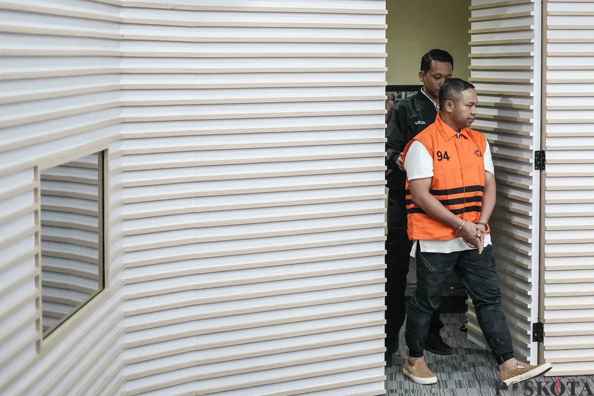 Gubernur Riau Abdul Wahid mengenakan rompi tahanan usai menjalani pemeriksaan di Gedung Merah Putih KPK, Jakarta, Rabu, 5 November 2025. (Sumber: Poskota/Bilal Nugraha Ginanjar)